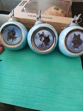 Bradford Exchange Wolf Ornaments.Blue Wolf Portrait Glass Ornaments - Set of 3